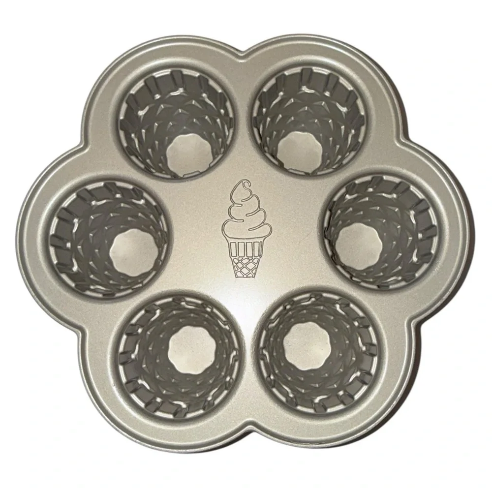 Williams Sonoma Nordic Ware Nonstick Cast Aluminum Ice Cream Cone Cake Pan